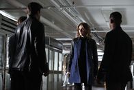 Castle – Eigentlich hat Beckett (Stana Katic, 2.v.r.) gekündigt, doch der neue Fall lässt ihr keine Ruhe. Castle (Nathan Fillion, 2.v.l.), Kevin Ryan (Seamus Dever, l.) und Javier Esposito (Jon Huertas, r.) raten ihr, nicht auf eigene Faust zu ermitteln ...