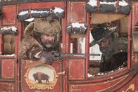 The Hateful Eight – L-R: John "Der Henker" Ruth (Kurt Russell) und Marquis Warren (Samuel L. Jackson) sind auf Kopfgeldjagd.