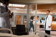 The Good Doctor – (v.li.) Freddie Highmore (Dr. Shaun Murphy), Daniel Dae Kim (Dr. Jackson Han).
