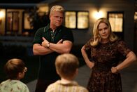 The Kids Are Alright – Mike Cleary (Michael Cudlitz, l.); Peggy Cleary (Mary McCormack, r.)
