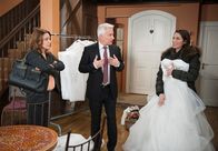 Rote Rosen – ARD ROTE ROSEN FOLGE 1935 Uhr im ERSTEN. Eliane (Samantha Viana, r.) findet das Hochzeitskleid wunderschön. Doch Aylin (Sema Meray, l.) und Thomas (Gerry Hungbauer, M.) geraten bei ihrer Hochzeitsplanung zunehmend in Stress.