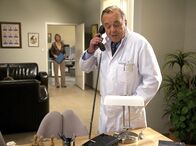 In aller Freundschaft – Prof. Gernot Simoni (Dieter Bellmann) erfährt am Telefon, dass bei den Empfängern der Organe des Spenders Krankheiten und sogar Todesfälle aufgetreten sind. Auch Simonis Patient Nils Henschel ist in akuter Gefahr.