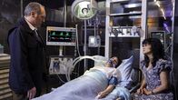 The Blacklist – L-R: Raymond 'Red' Reddington (James Spader), Weecha Xiu (Diany Rodriguez) und Mierce Xiu (Karina Arroyave)