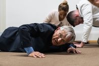 Es geschah am... – Werden von einem der Räuber mit der Waffe bedroht: René Ander-Huber als Museumswächter und Museumsbesucher