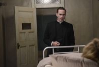 American Horror Story – Jahr 1964: Nicht einmal mehr Monsignor Timothy Howard (Joseph Fiennes, l.) kann Schwester Jude Martin (Jessica Lange, r.) vertrauen ...