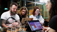 Einstein – Moderatorin Kathrin Hönegger testen drei Wochen lang, ob sie für eine künstliche Intelligenz Gefühle entwickeln können. Copyright: SRF