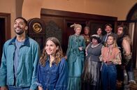Ghosts – Emma und Felix betreten das Haus. Sie sind beeindruckt. Die Geister nicht. Die Geister folgen den Beiden. (v.l.n.r.) Adelheid (Antje Widdra), Claudius (Max Giermann), Griet (Meltem Kaptan), Joachim (Sebastian Schwarz), Friedrich (Alexander Khuon), Urs (Jan van Weyde), Svenni (Sina Tkotsch).vorne: Emma (Cristina do Rego), Felix (Benito Bause).