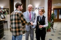 Sturm der Liebe – Werner (Dirk Galuba, M., mit Isabell Stern, r.) irritiert Henrys (Elias Reichert, l.) selbstbewusstes Auftreten.