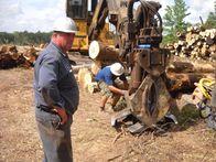 Holzfäller extrem – Fourth generation logger Bobby Goodson is one of the rare breed of swamp-loggers working the murky, dangerous swamps of North Carolina in search of high value timber for everything from paper products to construction grade lumber.