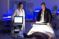 Der letzte Bulle – Weil Mick (Henning Baum, r.) fest davon überzeugt ist, dass Discjockey "Tommy Diamond" völlig harmlos ist, lässt er seinen Schlaf in einem Schlaflabor überwachen. Das Ergebnis überrascht ihn nur wenig ...