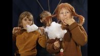 Astrid Lindgren:: Pippi Langstrumpf – Pippi (Inger Nilsson, r.), Annika (Maria Persson, l.) und Tommy (Pär Sundberg, M.) haben viel Spaß auf dem Rummelplatz.