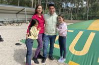 Wir werden Camper – Derya (38, l) und Mete (42) Karakurt mit ihren beiden Töchtern Ela (8, l) und Serra (9) vor der Hüpfburg auf dem Campingplatz der Testreise im Niederländischen Vessem.