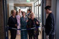 SOKO Stuttgart – Unliebsames Wiedersehen: Bei den Ermittlungen zum Fall des erschlagenen Oberarztes treffen Martina Seiffert (Astrid M. Fünderich, l.) und Rico Sander (Benjamin Strecker) auf Ricos Mutter, Pia Sander (Martina Eitner-Acheampong, 2.v.r.). Sie hat zudem Marie Schneider (Gisela Aderhold, 2.v.r.) eine fragwürdige Patientin, im Schlepptau. Hat eine der Damen etwas von der Tat mitbekommen?