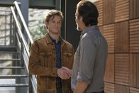 MacGyver – Angus McGyver (Lucas Till, l.); Russ Taylor (Henry Ian Cusick, r.)