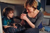 Unter anderen Umständen – Frida (Friederike Linke, r.) zeigt Leo (Jacob-Lee Seeliger, l.) das Beten.