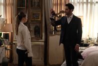 Lucifer – Chloe (Lauren German, l,); Lucifer (Tom Ellis, r.)