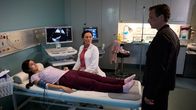 Dr. Nice – Dr. Moritz Neiss (Patrick Kalupa, r.) und Dr. Birol (Idil Üner, M.) besprechen mit Desna (Sogol Faghani, l.) die bevorstehende Operation.