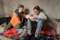 Ein Fall für zwei – Kollegin Vera Simonek (Patrycia Ziolkowska, l.) spricht Dennis Leibold (Vincent Krüger, r.) Mut zu, sich der Polizei zu seinem eigenen Schutz zu stellen.