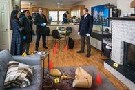Elementary – L-R: Dr. Joan Watson (Lucy Liu), Detective Marcus Bell(Jon Michael Hill), Captain Thomas Gregson ( Aidan Quinn) und Sherlock Holmes (Jonny Lee Miller)