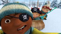 Snowsnaps' Winterspiele – Jonas schaut etwas schräg in die Sofortbild-Kamera seines Vaters.