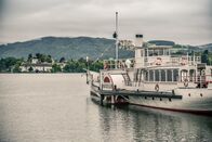 Heimatleuchten – Roland David hat sein Leben der alten mechanischen Welt verschrieben und geht im Salzkammergut auf Entdeckungsreise. Am Traunsee taucht er in die Geschichte der „Gisela", einem der ältesten Raddampfer der Welt, ein und blickt hinter die Kulissen von Österreichs meistgebauter Dampflokomotive. In Hallstatt trifft er außerdem einen passionierten Flugzeugbauer, der einen historischen Flieger wieder zum Leben erwecken will.