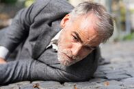 Tatort – Bei der Verfolgung wurde Martin (Sebastian Blomberg) vom Verdächtigen zu Fall gebracht.