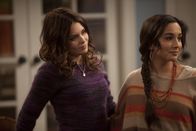 Last Man Standing – Kristin (Alexandra Krosney, l.) und Mandy (Molly Ephraim, r.) sind von dem Profi-Angler und Abenteurer Chad sehr angetan ...