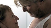 Ein großes Versprechen – Juditha (Dagmar Manzel) und Erik (Rolf Lassgård).