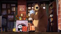 Mascha und der Bär – Der Bär hält eine Vase in den Händen.