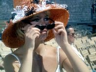 Privatleben – Die junge Jill (Brigitte Bardot) wird auf Schritt und Tritt von Journalisten verfolgt, für ein Privatleben bleibt da kein Freiraum mehr.