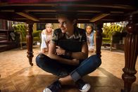 Club der magischen Dinge – Imogen (Elizabeth Cullen, Mitte) ist von einer Kicher-Blume verzaubert worden und benimmt sich seither wie eine Fünfjährige. Lily (Mia Milnes, links) und Ruksy (Rainbow Wedell, rechts) reden ihr gut zu, wieder unter dem Tisch hervorzukommen.