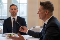 Bad Banks – Gabriel Fenger (Barry Atsma, l.) hat noch eine Rechnung mit Quirin Sydow (Tobias Moretti, r.) offen. Um seine Position zu verteidigen, ist Letzterer jedoch zum Äußersten bereit.