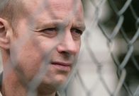 Mankells Wallander – WDR Fernsehen MANKELLS WALLANDER - DIE SCHULD, "Skulden", S/D 2009, Regie Leif Magnusson Uhr. Der pädophile Greger Frankman (Jan Mybrand) wird von der Bevölkerung angefeindet.