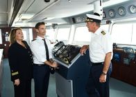 Das Traumschiff – Kapitän Burger (Sascha Hehn, r.) hat große Pläne mit dem jungen Offizier Florian (Florian Silbereisen, M.). (Hier mit Beatrice (Heide Keller, l.)