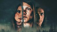 Dark Windows – Das Trio Monica, Tilly und Peter wird bei einer Auszeit im Grünen von einem Unbekannten terrorisiert. Von links: Monica (Annie Hamilton), Tilly (Anna Bullard) und Peter (Rory Alexander).