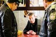 Hubert ohne Staller – Kinobesitzer Frank Henke (Michael Tregor, M.) wird von Hubert (Christian Tramitz, r.) und Riedl (Paul Sedlmeir, l.) zum aktuellen Mordfall befragt.