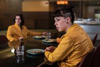 Alex Rider – Kyra (Marli Siu, r.) und James (Earl Cave, l.) beobachten traurig ihre Mitschülerin am Nebentisch. Sie ist völlig verändert und verhält sich wie ein Roboter. Die beiden machen sich große Sorgen.