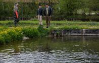 Hubert ohne Staller – Alois Sailer (Stephan Zinner) wird befragt. Hat er als Fischzüchter Jagd auf Kormorane gemacht? (Mitsou Jung als Christina Bayer, m.; Paul Sedlmeir als Martin Riedl, r.)