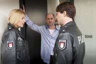 Notruf Hafenkante – Melanie (Sanna Englund, l.) und Mattes (Matthias Schloo, r.) trauen dem Architekten Scholz (Martin Ontrop, M.) nicht: Was hat er zu verbergen?