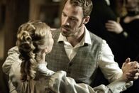 Jack the Ripper - Eine Frau jagt einen Mörder – Als Anna (Sonja Gerhardt, l.) Inspektor Frederick Abberline (Falk Hentschel, r.)