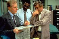 Columbo – (v.l.n.r.) Irving Krutch (Ed Begley jr.); Detective Sgt. Arthur Brown (Harrison Page); Columbo (Peter Falk)