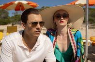 Joan – Boisie (l., Frank Dillane) und Joan Hannington (r., Sophie Turner).