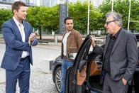 Die Rosenheim-Cops – Im Rahmen der Ermittlungen befragen die Kommissare Hansen (Igor Jeftić, l.) und Kaya (Baran Hêvî, M.) den Institutsleiter Dr. Steinäcker (Johannes Silberschneider, r.) vor dessen Firma.