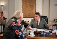 Rote Rosen – ARD ROTE ROSEN FOLGE 1982 Uhr im ERSTEN. Gunter (Hermann Toelcke, r.) macht sich vor Hannes (Claus Dieter Clausnitzer, l.) Vorwürfe, weil er Sylvesters Verhalten völlig falsch interpretiert hat.