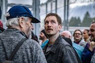 A Better Place – Mark (Johannes Kienast, r) auf dem Weg nach 'draußen'.
