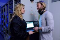 In aller Freundschaft – Sarah Marquardt (Alexa Maria Surholt) hat einen Vorwand gesucht, um Felix Sonntag (Jochen Matschke) zu sehen. Angeblich sind die wichtigen Quartalszahlen von ihrem Laptop verschwunden. Doch Felix durchschaut ihren Plan und schnell ist die Datei us dem Papierkorb, in den sie Sarah selbst geschoben hat, wieder hervorgeholt. Felix versucht Sarah klar zu machen, dass sie diese Spielchen nicht spielen muss. Wenn sie ihm etwas sagen möchte, dann solle sie das tun. Doch Sarah kann weder sich noch Felix eingestehen, dass sie ihn vermisst.