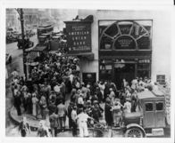 1929 - Der große Börsencrash – Menschenmenge beim Ansturm auf die New Yorker "American Union Bank" zu Beginn der großen Depression 1929 in den USA.