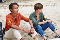 Deadly Tropics – Mélissa Sainte-Rose (Sonia Rolland, l.) und Gaëlle Crivelli (Beatrice de la Boulaye, r.) nähern sich, trotz anfänglicher Schwierigkeiten, an und versuchen das Beste aus der Zusammenarbeit zu machen.