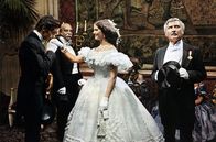 Der Leopard – Tancredi (Alain Delon, li.), Neffe des adligen Fürsten von Salina, ist entzückt von der schönen Angelica (Claudia Cardinale, Mi.), Tochter des Bürgermeisters Don Calogero Sedara (Paulo Stoppa, re.). Dieser hofft auf eine gute Partie für seine Tochter.