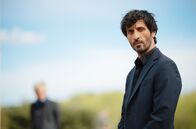 Alles was ich dir geben will – ONE ALLES WAS ICH DIR GEBEN WILL, STAFFEL 1, "Folge 2 - Geheimnisse" Uhr. Manuel Ortigosa (David Kammenos).